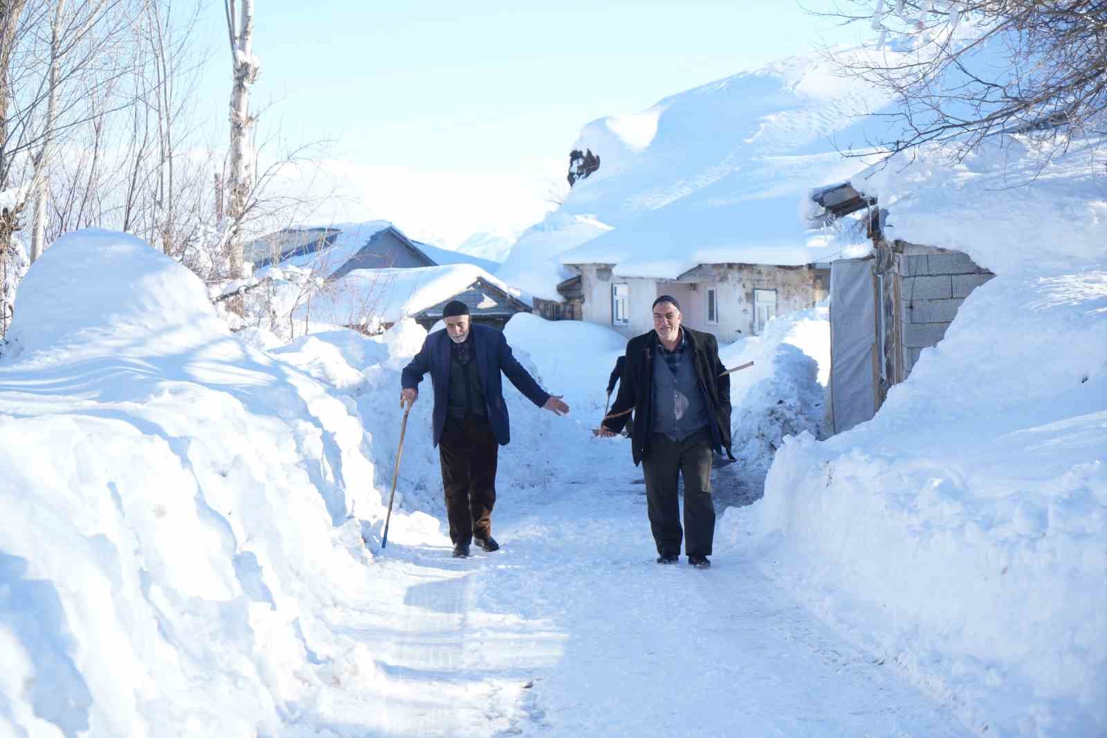 Muş’ta 1800 rakımlı köy kara gömüldü: Evler kar altında, ulaşım tünellerle sağlanıyor
