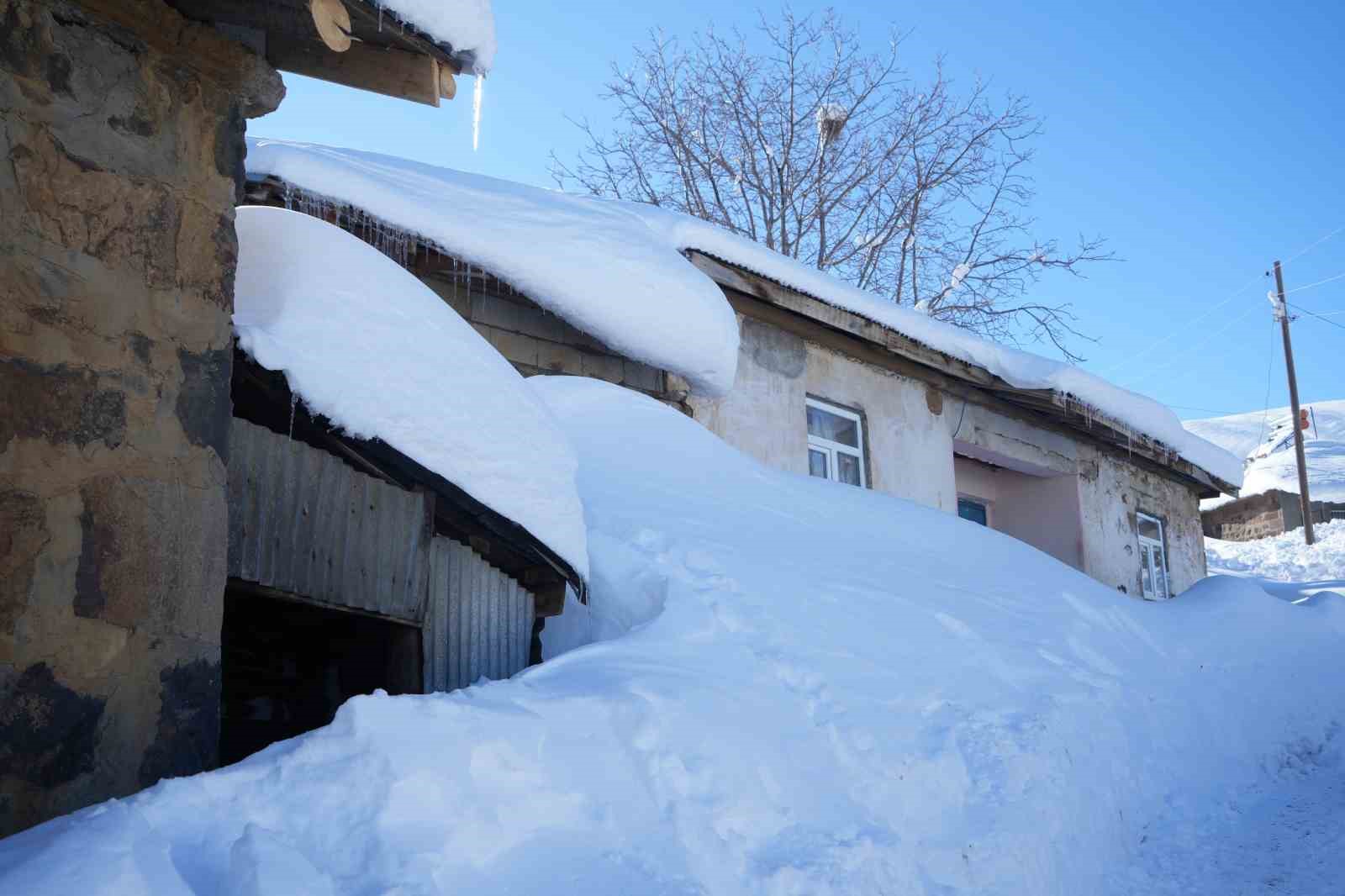 Muş’ta 1800 rakımlı köy kara gömüldü: Evler kar altında, ulaşım tünellerle sağlanıyor
