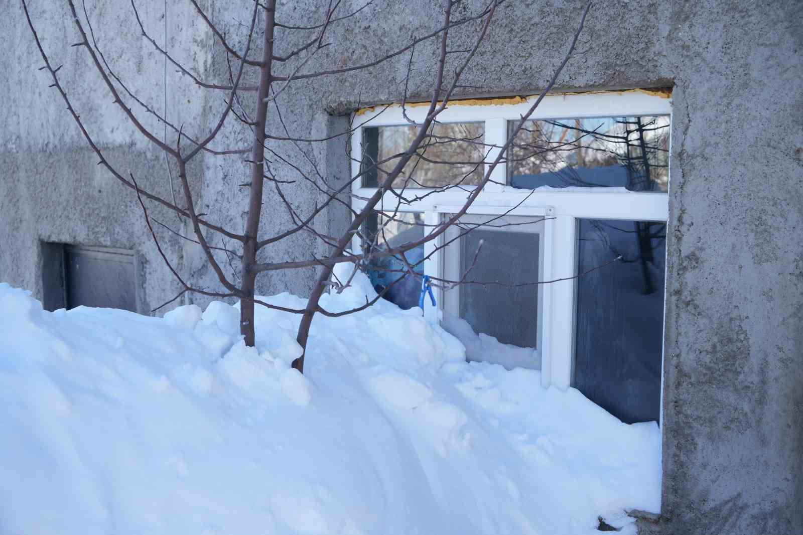 Muş’ta 1800 rakımlı köy kara gömüldü: Evler kar altında, ulaşım tünellerle sağlanıyor
