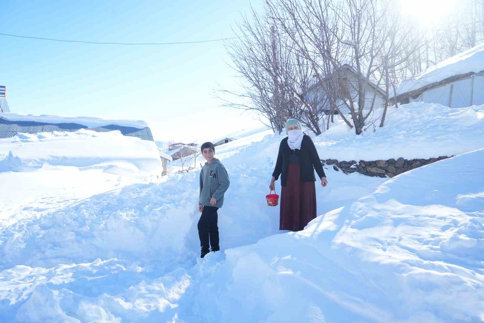 Muş’ta 1800 rakımlı köy kara gömüldü: Evler kar altında, ulaşım tünellerle sağlanıyor
