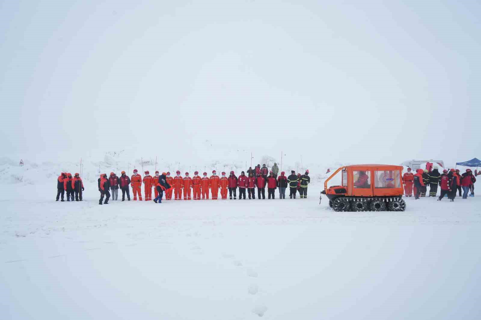 Muş’ta 2 bin 600 rakımda nefes kesen çığ tatbikatı
