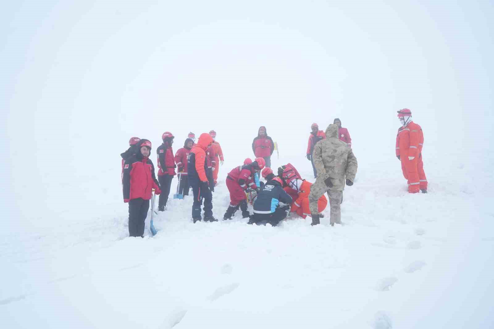 Muş’ta 2 bin 600 rakımda nefes kesen çığ tatbikatı
