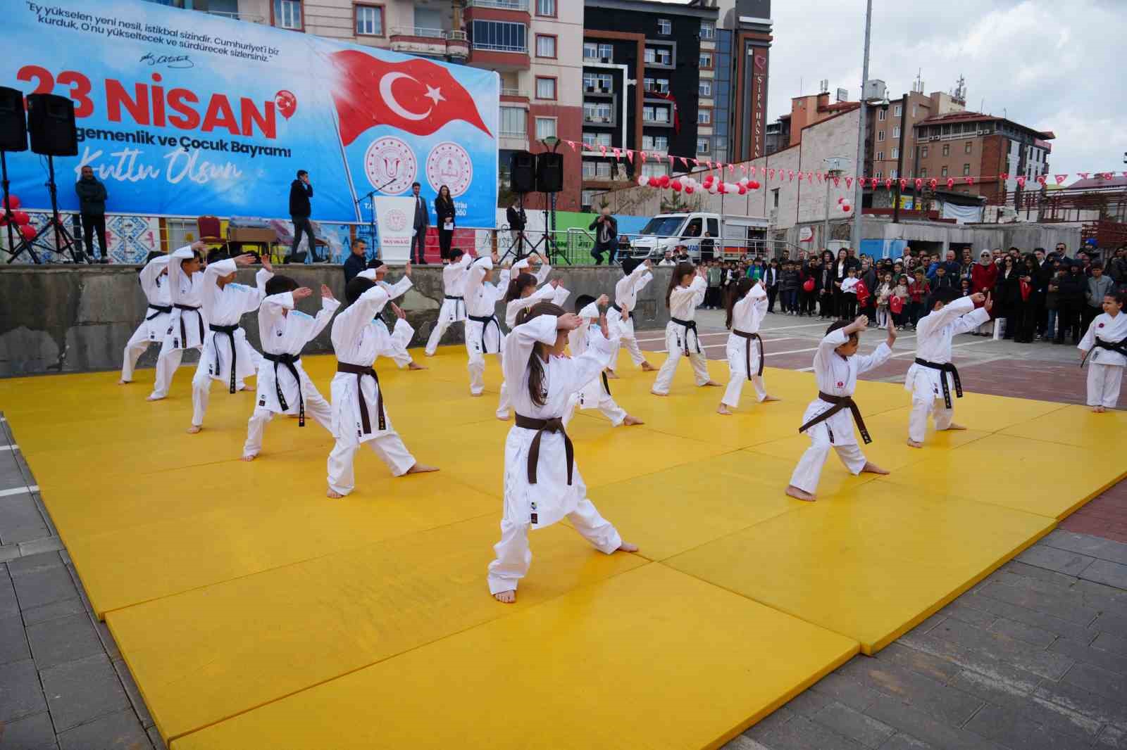 Muş’ta 23 Nisan Ulusal Egemenlik ve Çocuk Bayramı kutlandı
