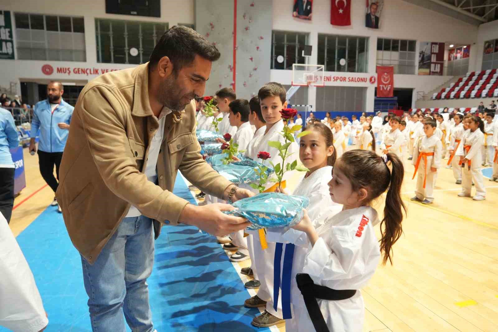 Muş’ta 300 karateciden öğretmenlerine anlamlı sürpriz
