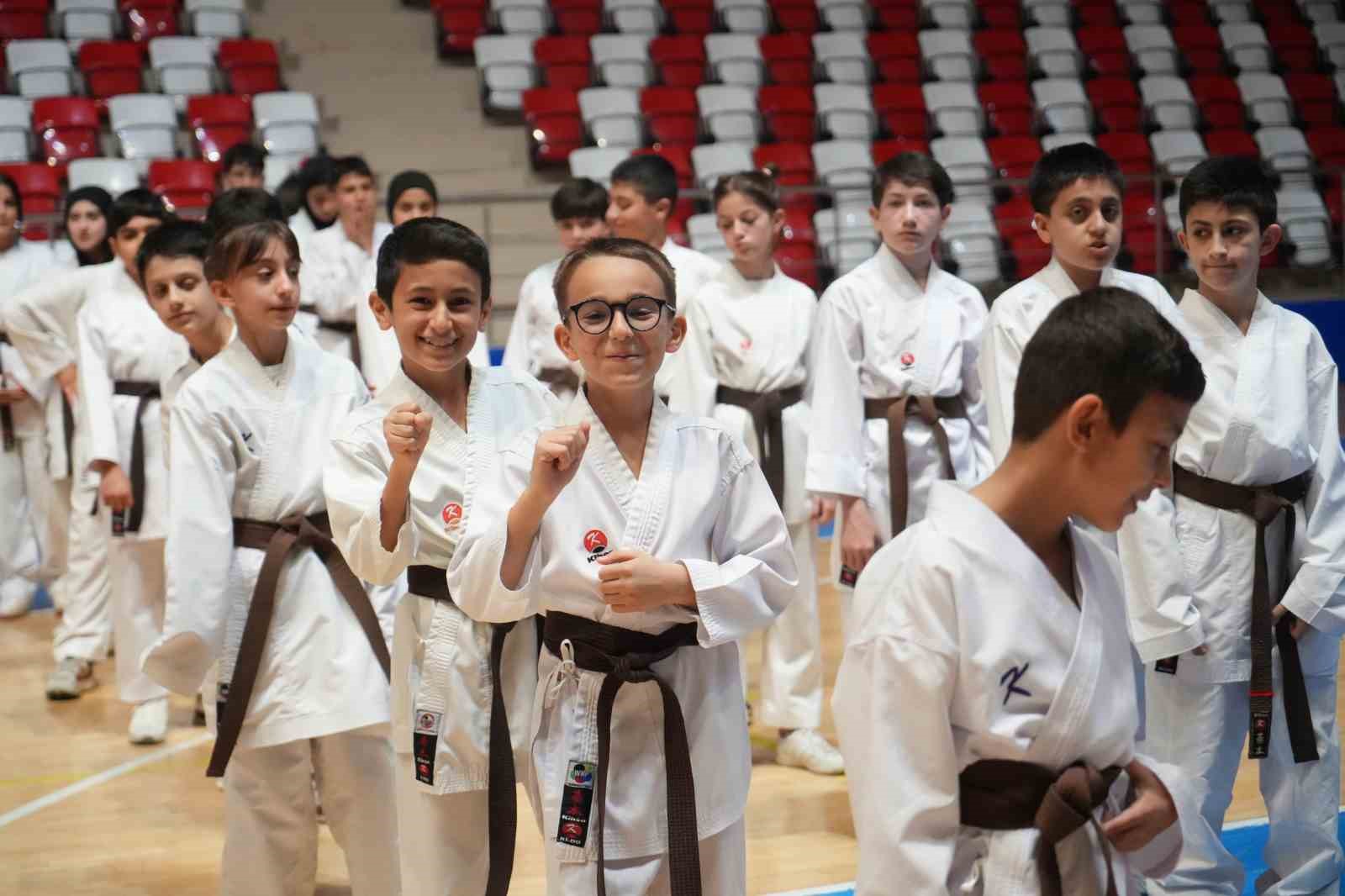 Muş’ta 300 karateciden öğretmenlerine anlamlı sürpriz
