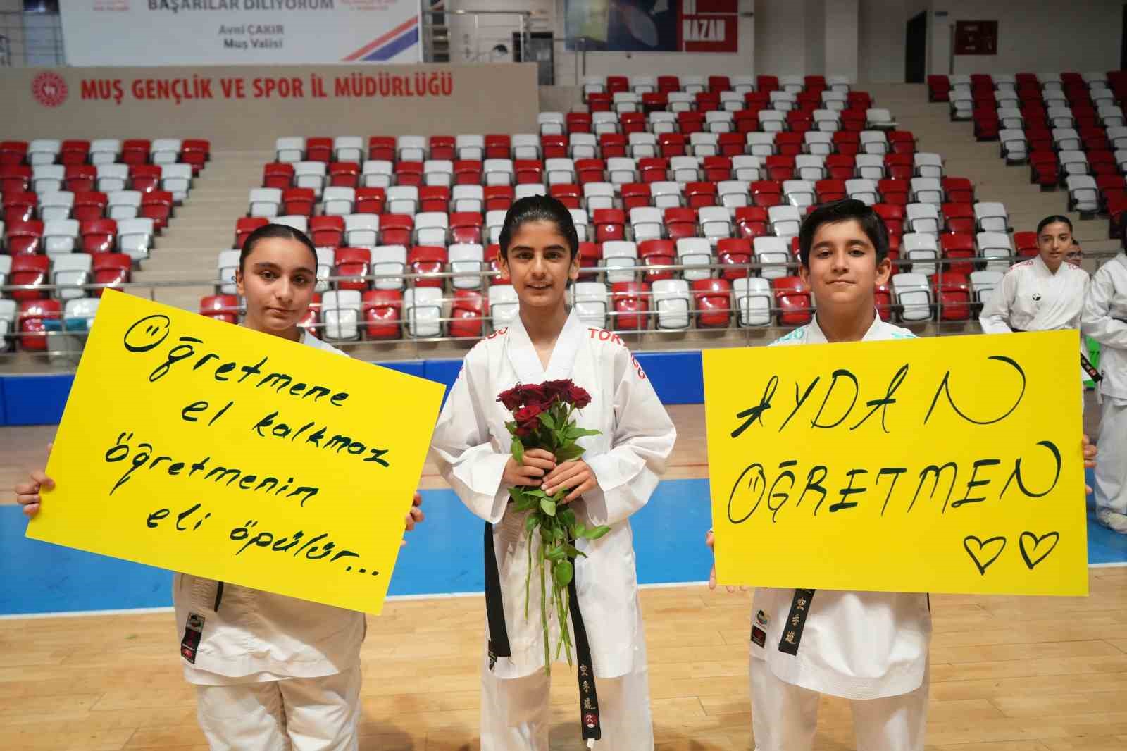 Muş’ta 300 karateciden öğretmenlerine anlamlı sürpriz
