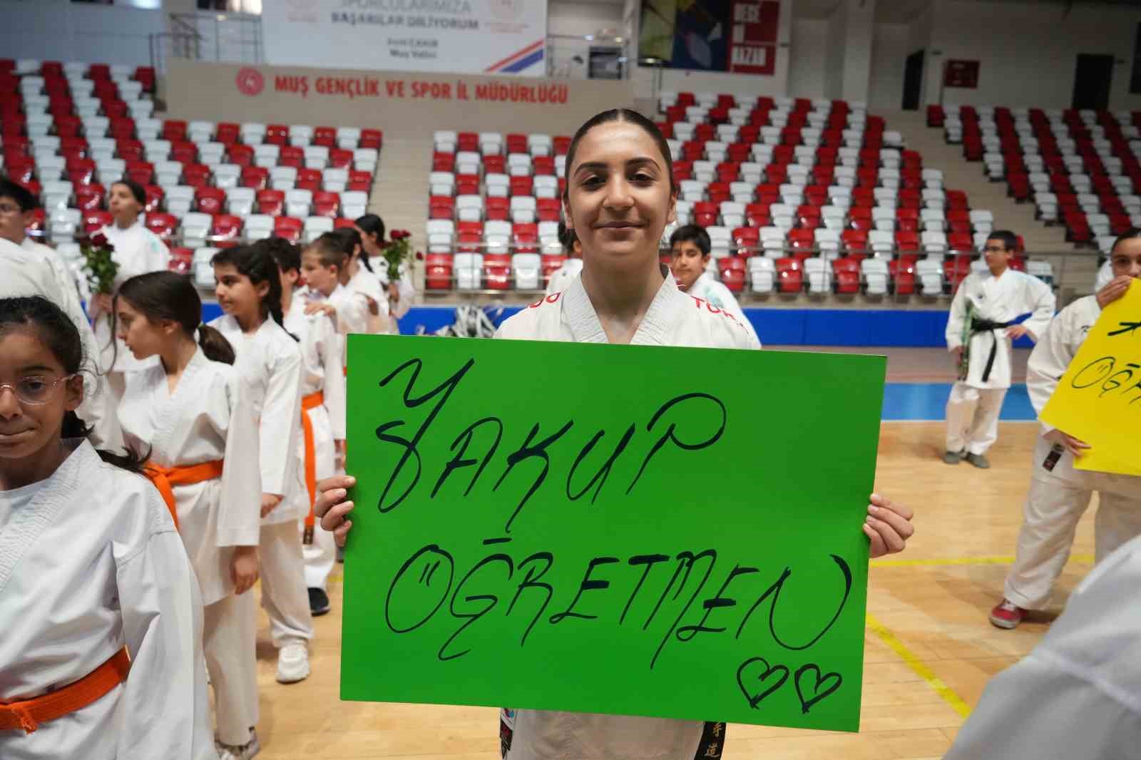 Muş’ta 300 karateciden öğretmenlerine anlamlı sürpriz
