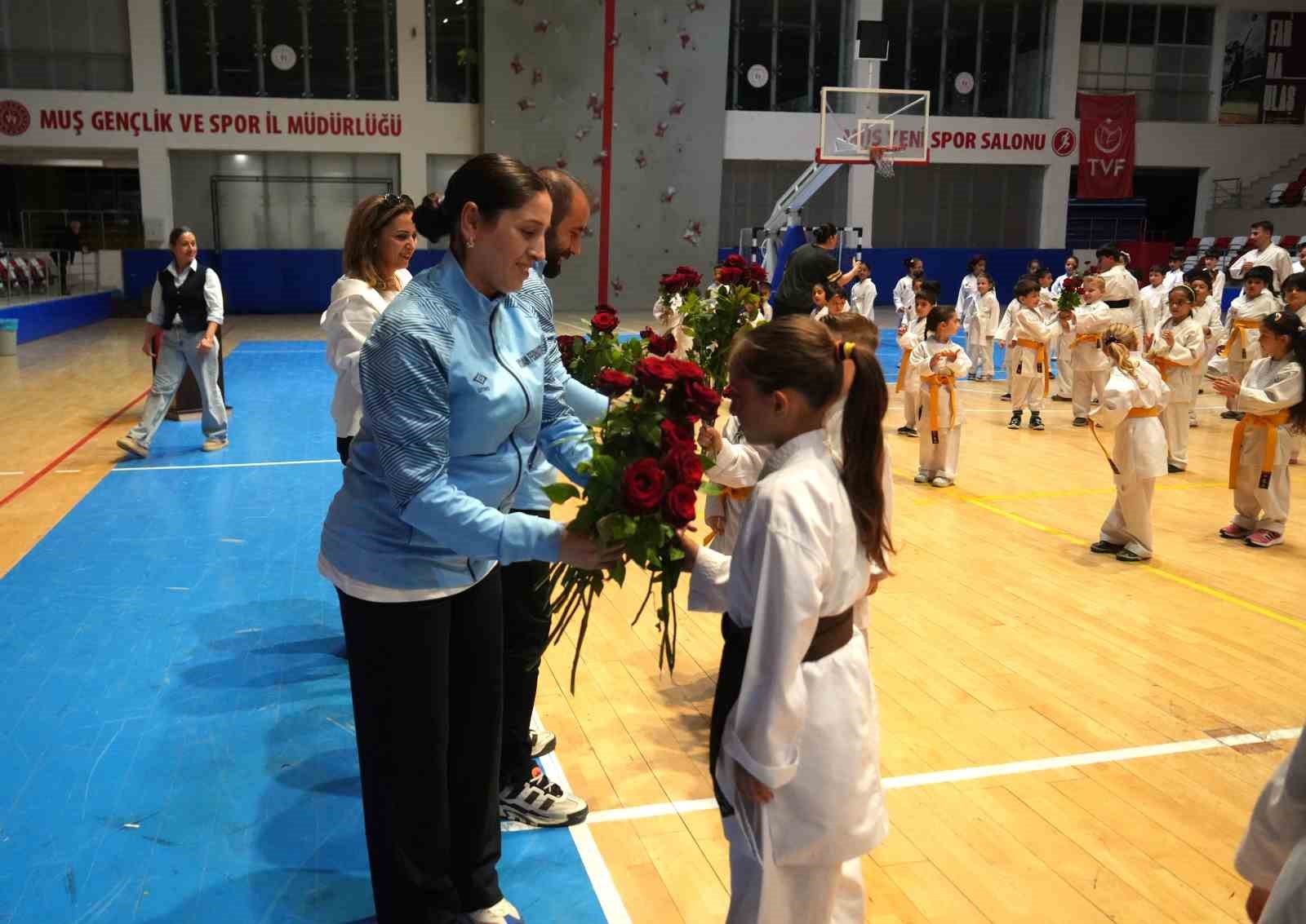 Muş’ta 300 karateciden öğretmenlerine anlamlı sürpriz
