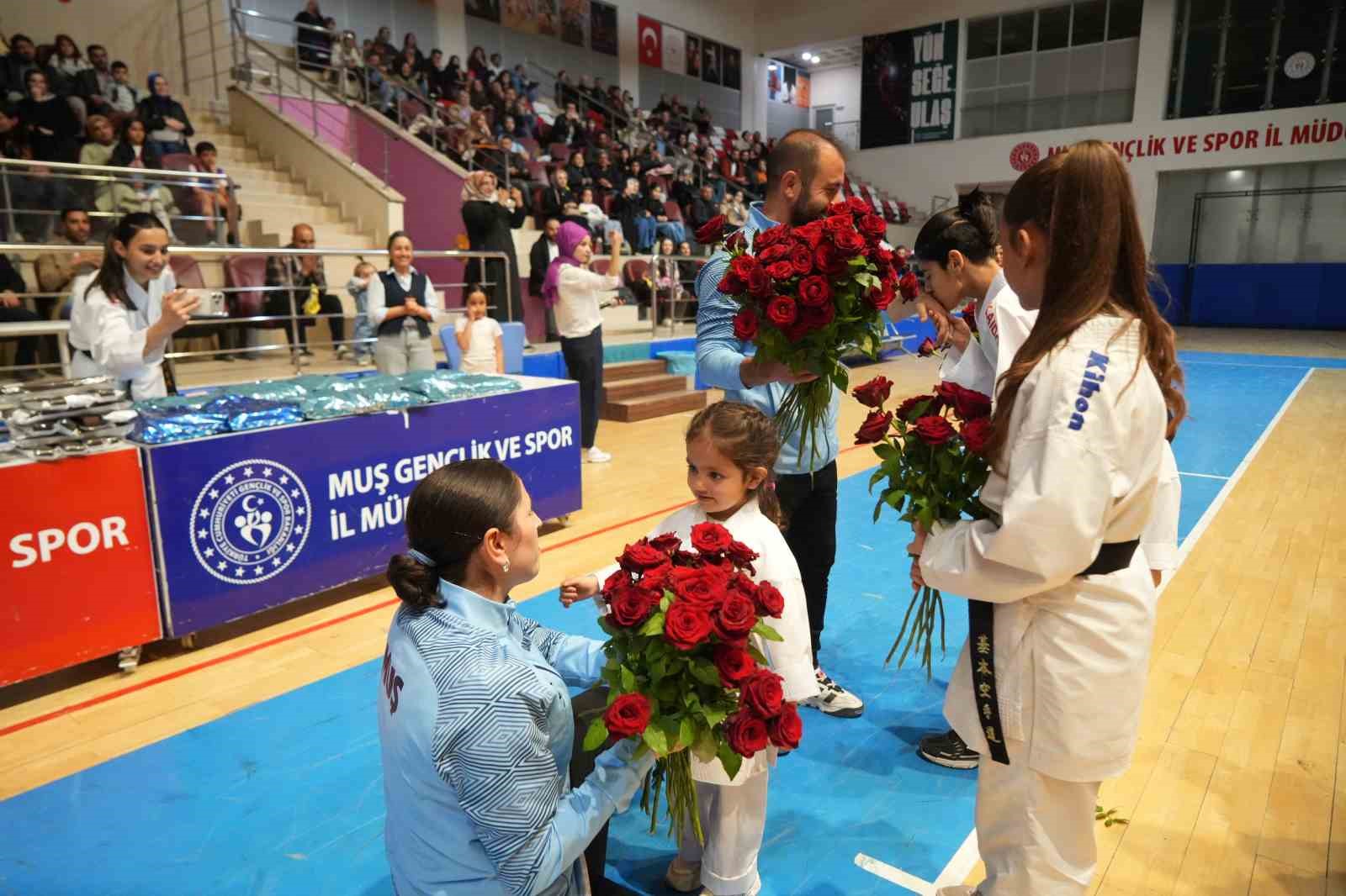 Muş’ta 300 karateciden öğretmenlerine anlamlı sürpriz
