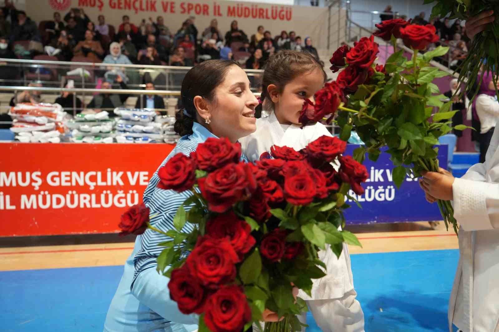 Muş’ta 300 karateciden öğretmenlerine anlamlı sürpriz
