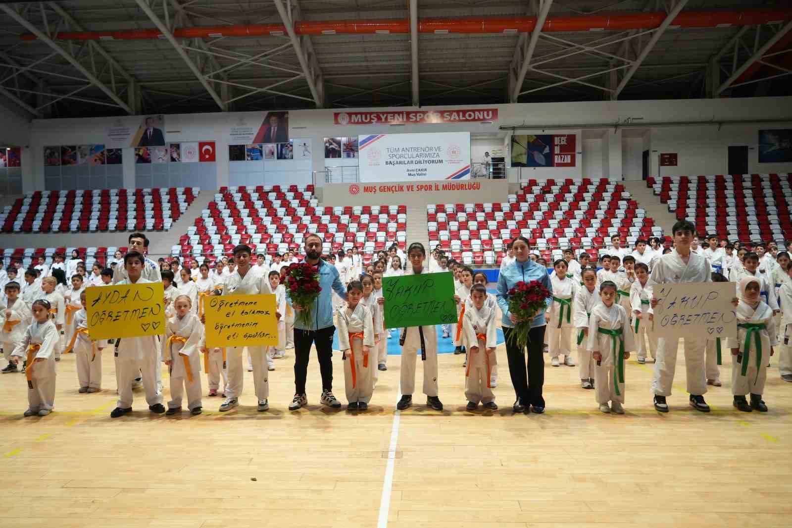 Muş’ta 300 karateciden öğretmenlerine anlamlı sürpriz
