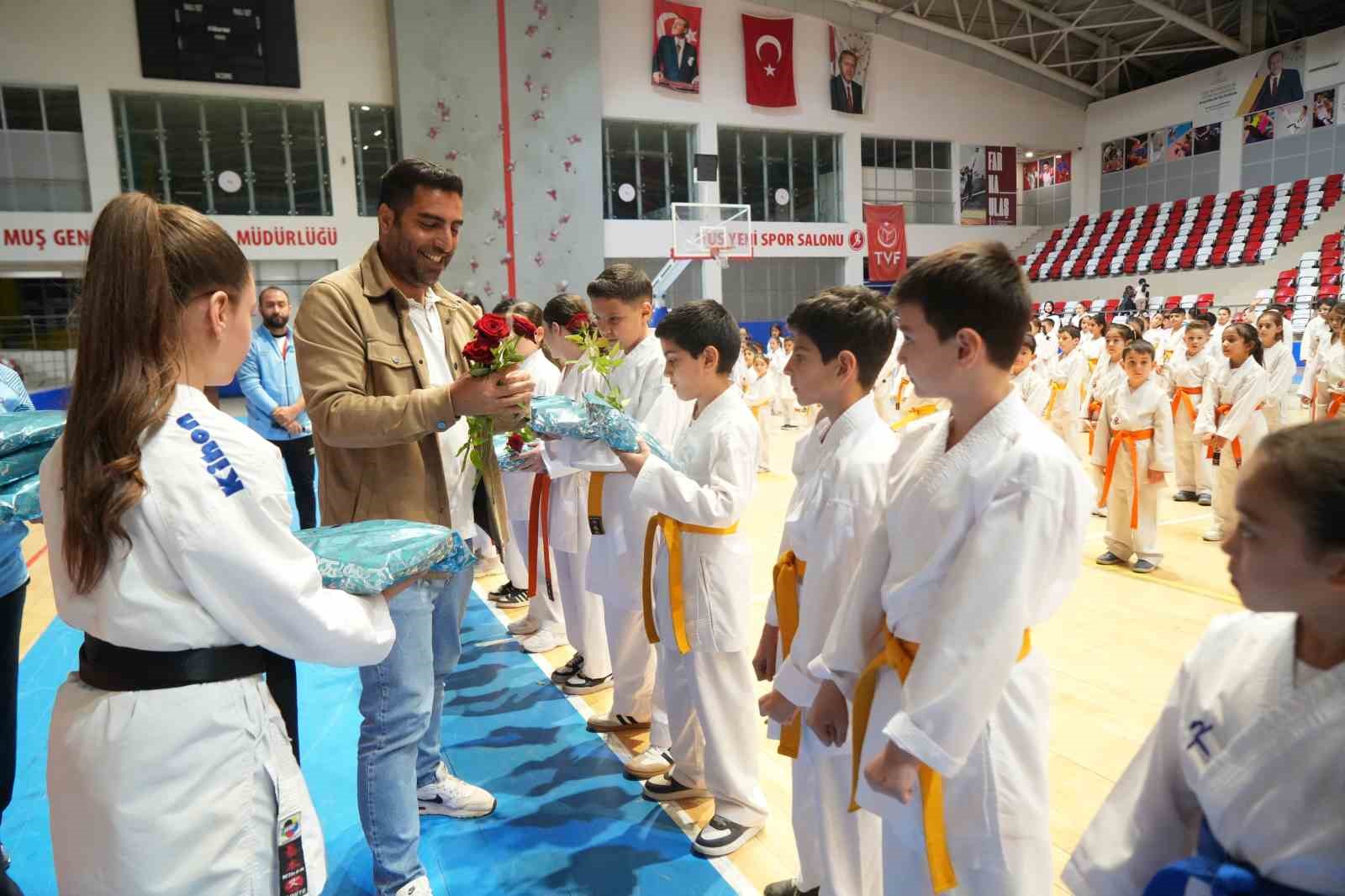Muş’ta 300 karateciden öğretmenlerine anlamlı sürpriz
