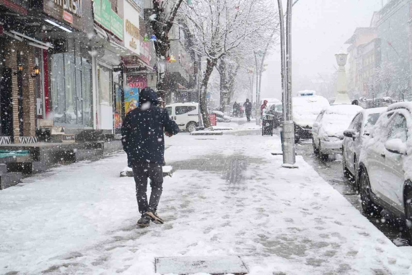 Muş’ta 40 köy yolu kapandı, mahsur kalan hasta kurtarıldı
