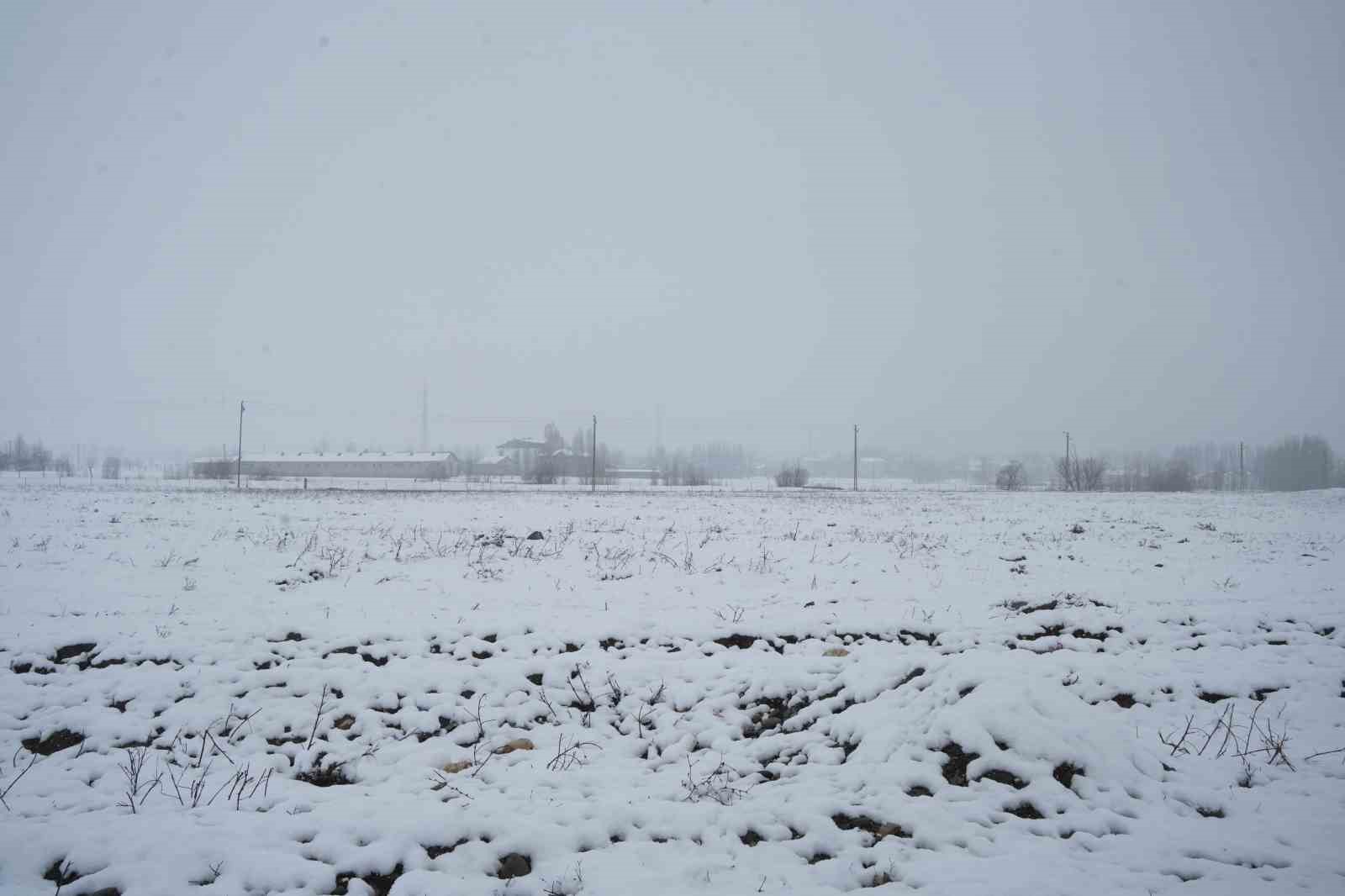 Muş’ta 40 köy yolu kapandı, mahsur kalan hasta kurtarıldı
