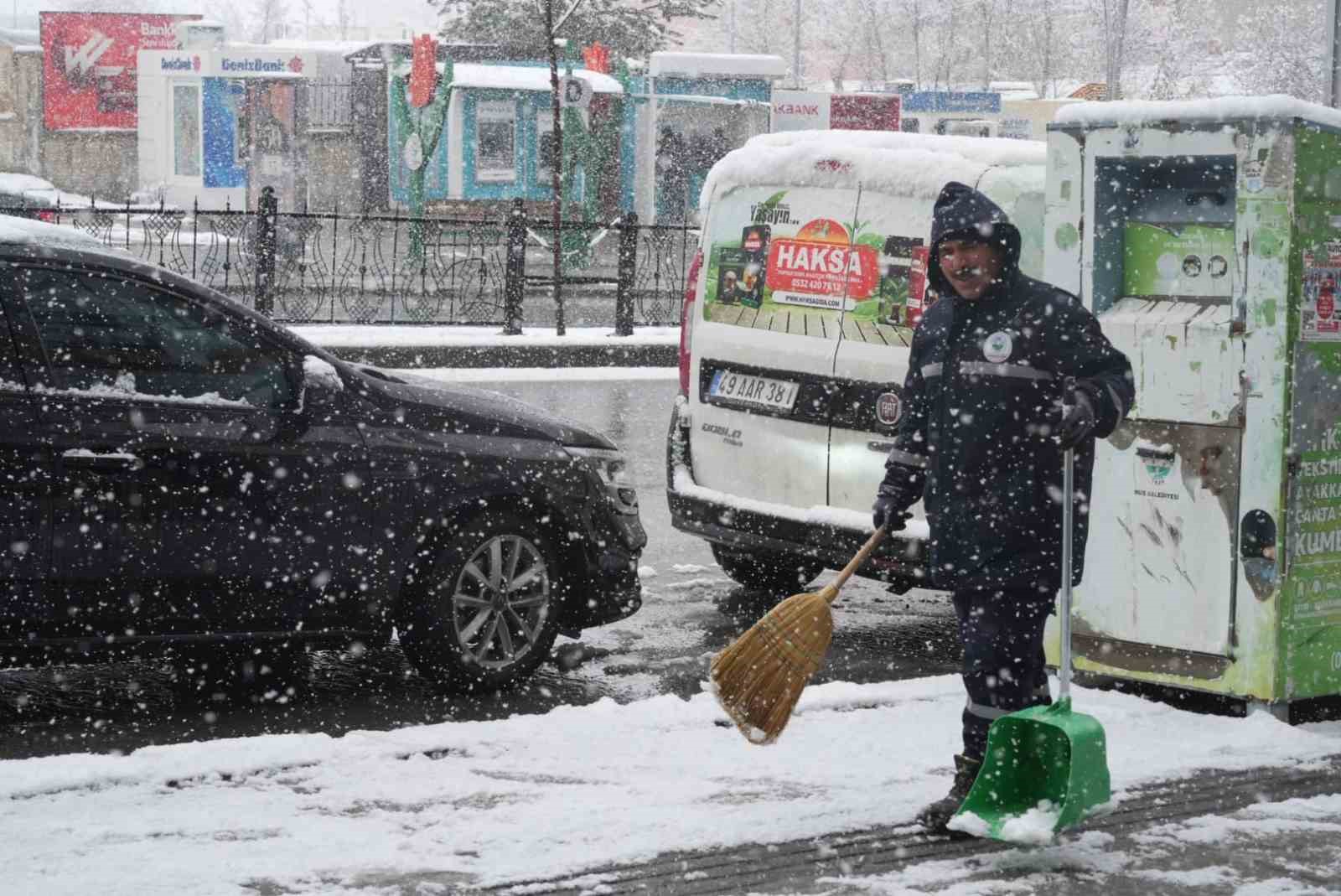 Muş’ta 40 köy yolu kapandı, mahsur kalan hasta kurtarıldı
