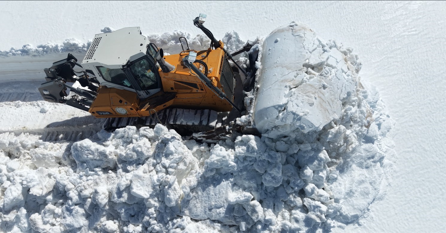 Muş’ta 5 metrelik karla zorlu mücadele
