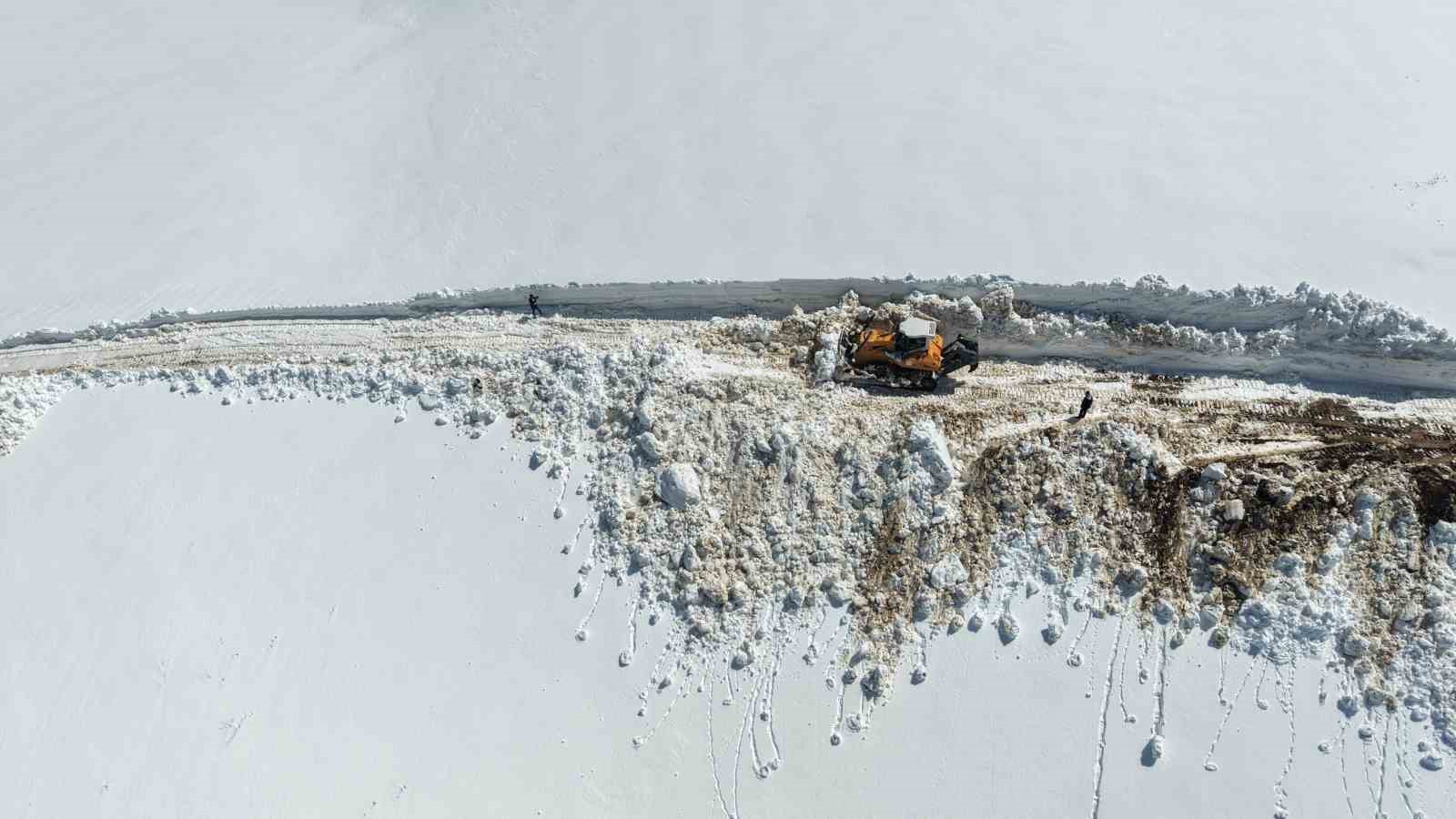 Muş’ta 5 metrelik karla zorlu mücadele
