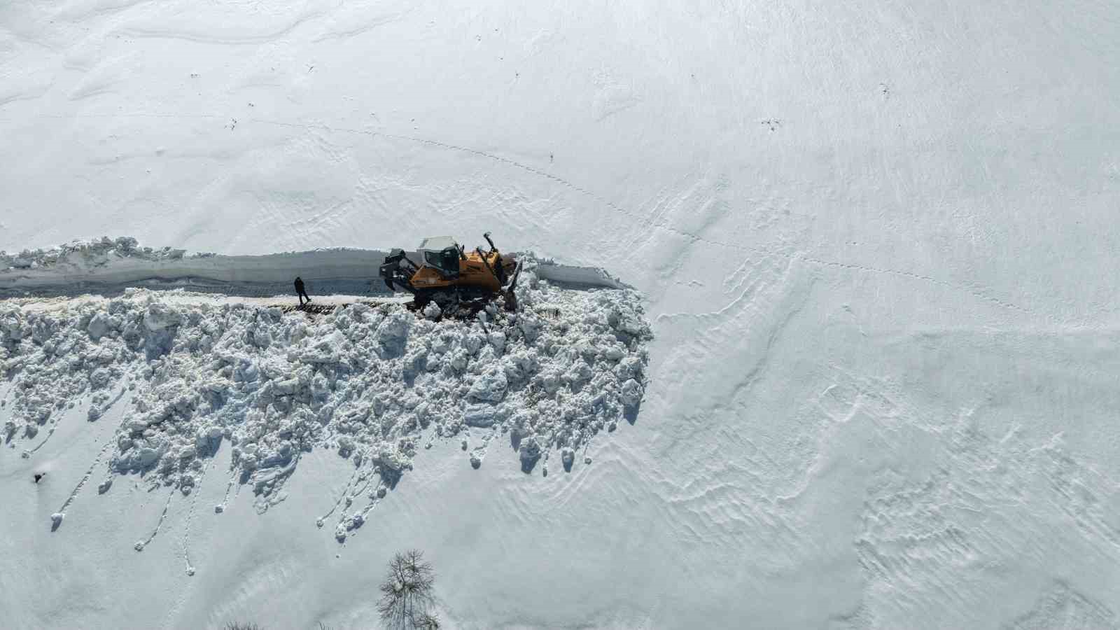 Muş’ta 5 metrelik karla zorlu mücadele
