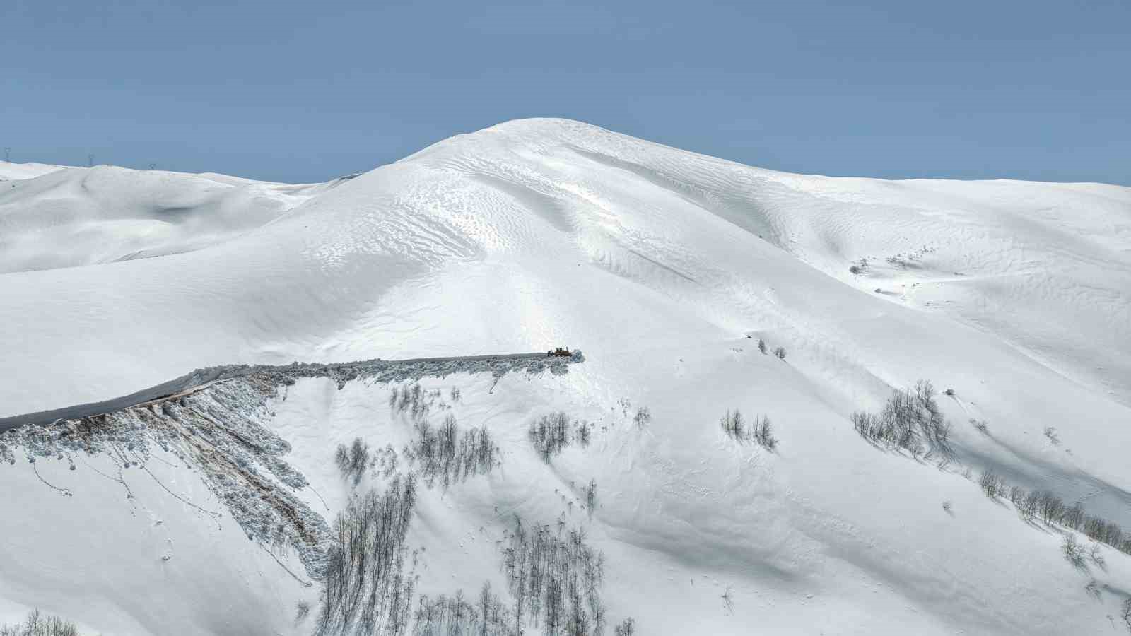 Muş’ta 5 metrelik karla zorlu mücadele
