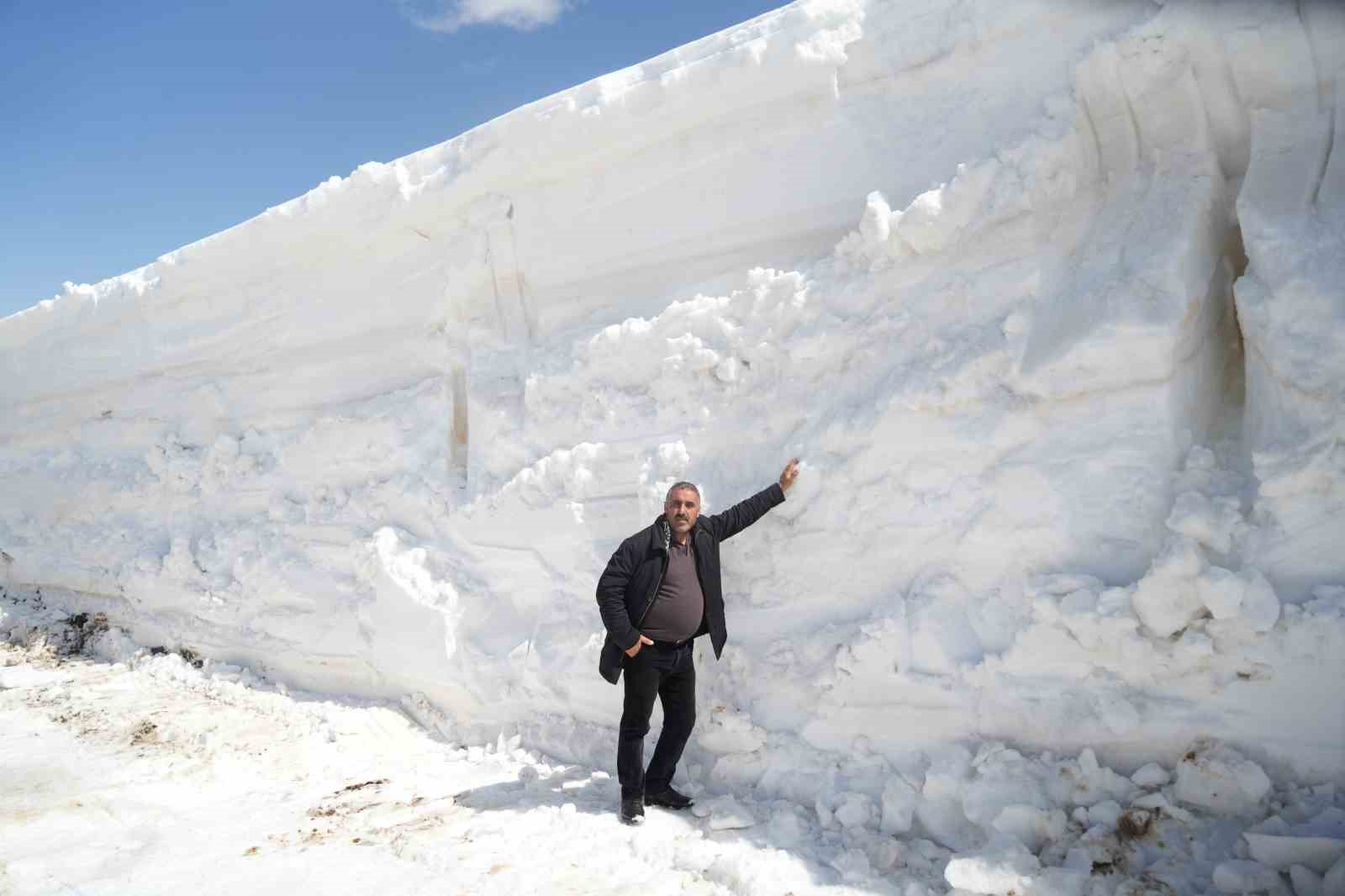 Muş’ta 5 metrelik karla zorlu mücadele
