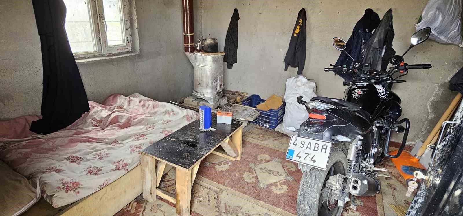 Muş’ta 9 gün önce öldürülen adamın kedileri mezarının başından ayrılmıyor
Muş’ta 9 gün önce öldürülen adamın kedileri mezarının başından ayrılmıyor