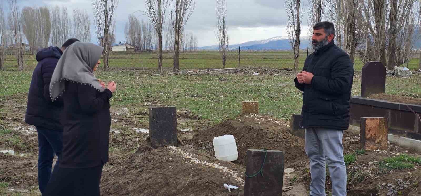Muş’ta 9 gün önce öldürülen adamın kedileri mezarının başından ayrılmıyor
Muş’ta 9 gün önce öldürülen adamın kedileri mezarının başından ayrılmıyor