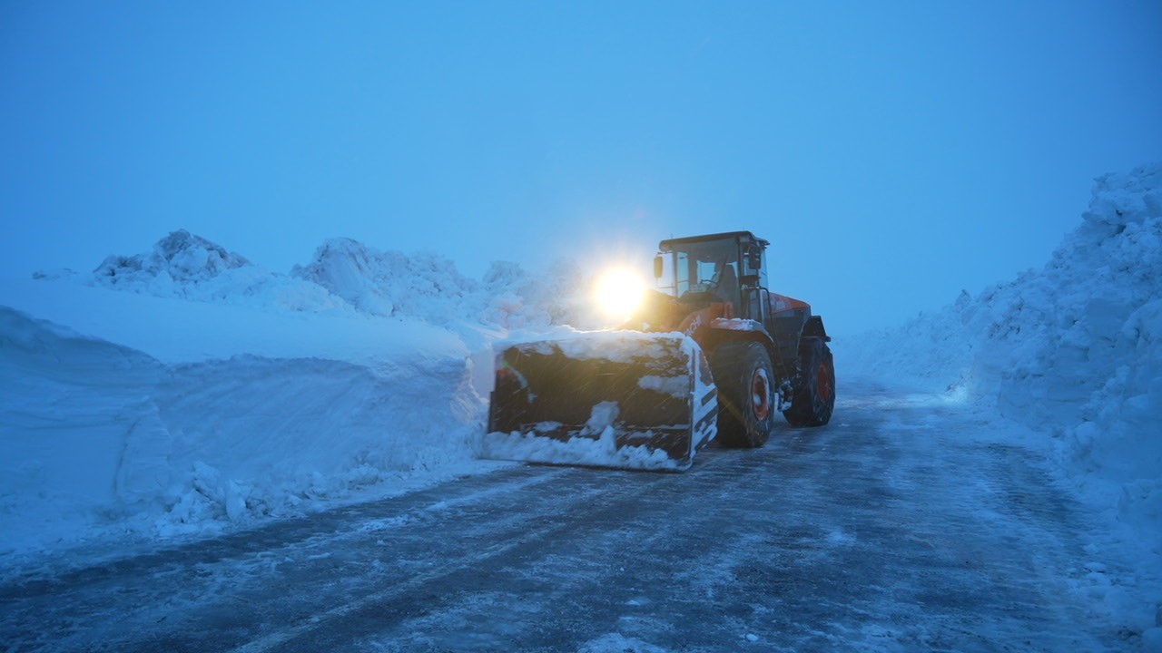 Muş’ta bahar ayında kar ulaşımı olumsuz etkiledi
Muş’ta bahar ayında kar ulaşımı olumsuz etkiledi