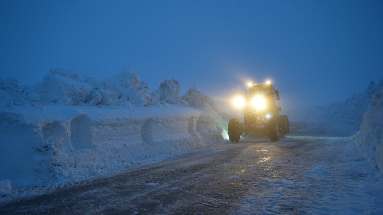 Muş’ta bahar ayında kar ulaşımı olumsuz etkiledi
Muş’ta bahar ayında kar ulaşımı olumsuz etkiledi
