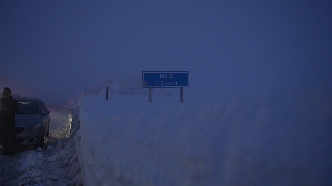 Muş’ta bahar ayında kar ulaşımı olumsuz etkiledi
Muş’ta bahar ayında kar ulaşımı olumsuz etkiledi