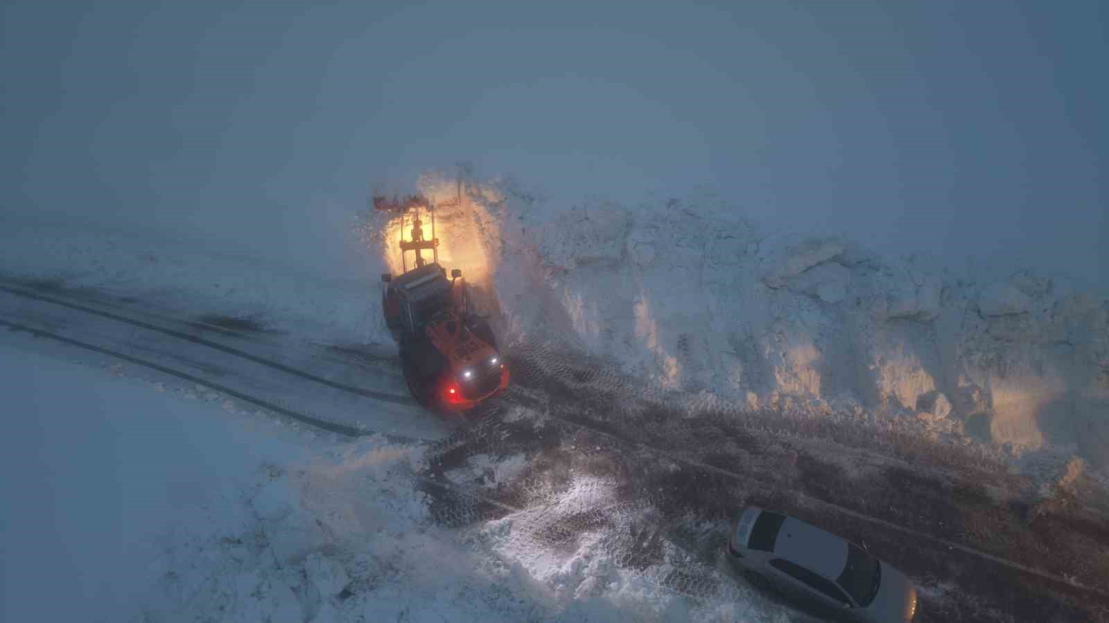 Muş’ta bahar ayında kar ulaşımı olumsuz etkiledi
Muş’ta bahar ayında kar ulaşımı olumsuz etkiledi