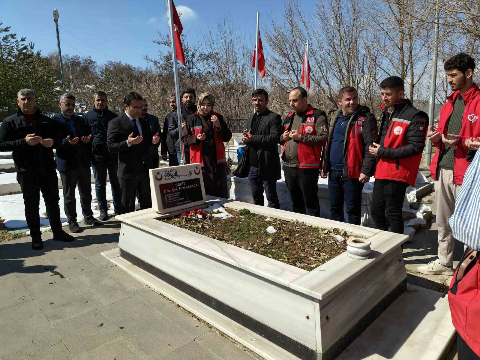 Muş’ta bayram öncesi şehit mezarlıklarında bakım ve temizlik yapıldı

