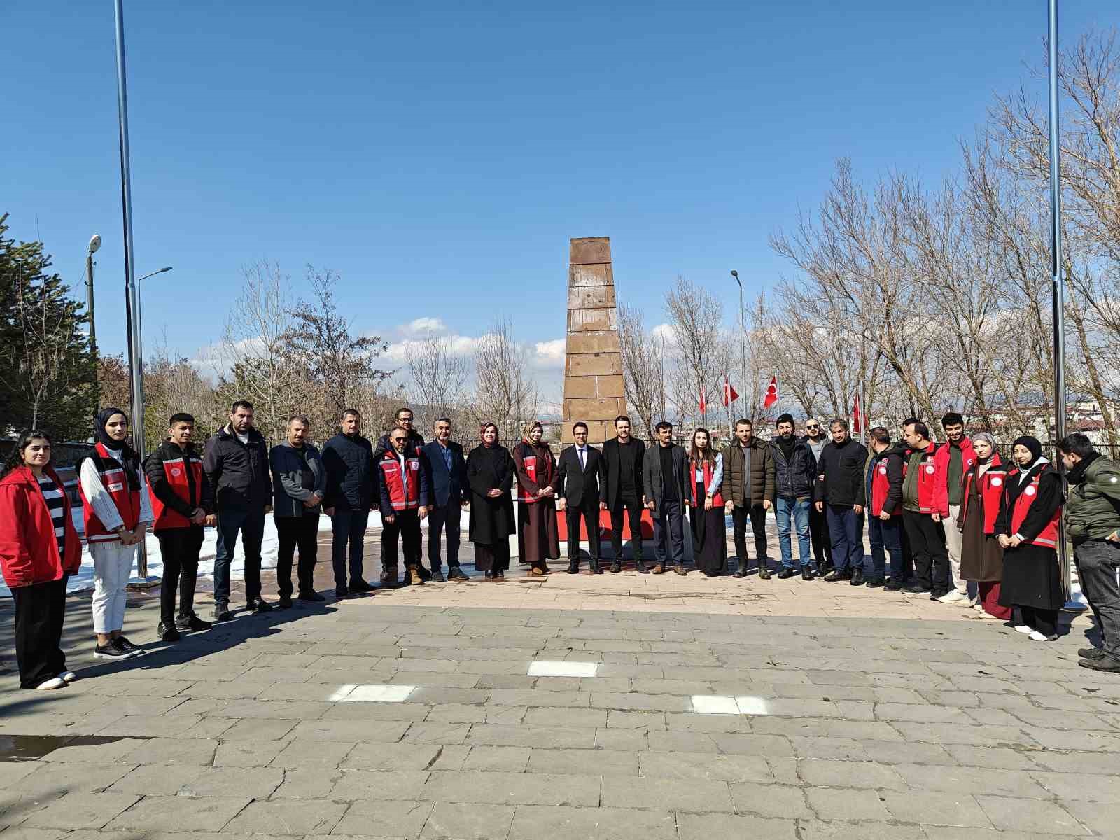 Muş’ta bayram öncesi şehit mezarlıklarında bakım ve temizlik yapıldı
