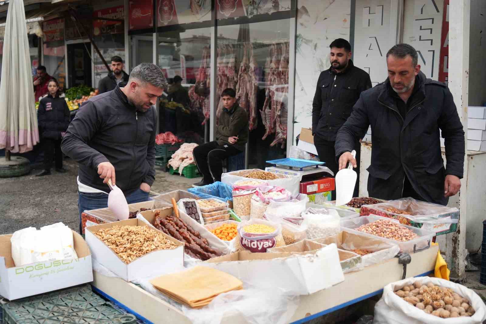 Muş’ta bayram pazarında arefe yoğunluğu

