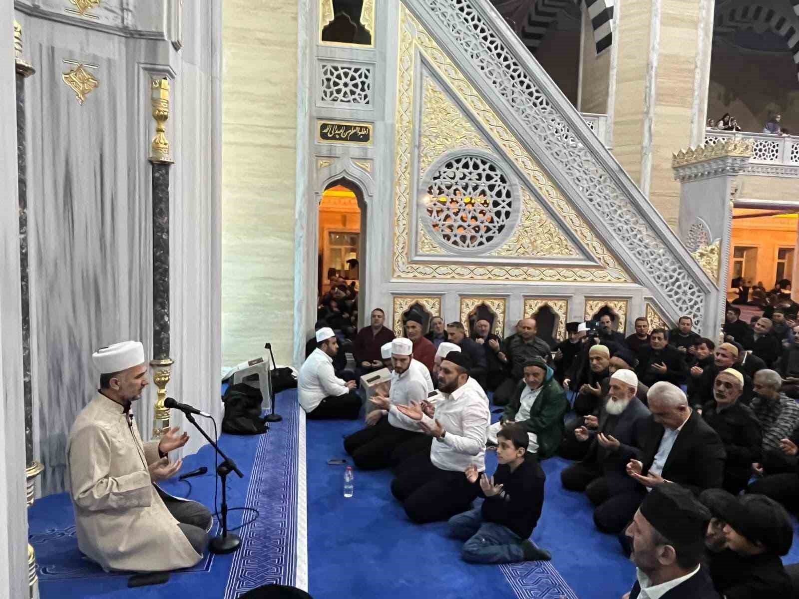 Muş’ta Berat Kandili’nde camiler doldu taştı
