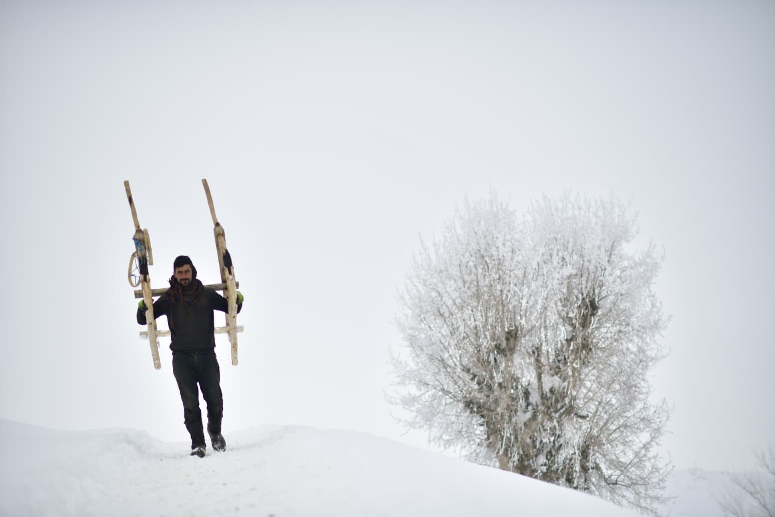 Muş’ta besicilerin kızaklı zorlu kış mesaisi
