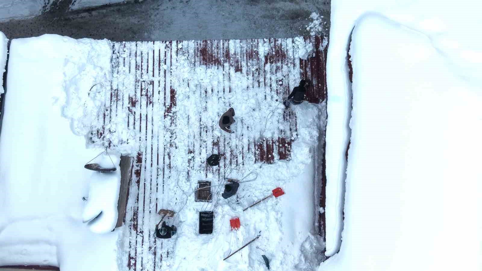 Muş’ta çatı temizleyen işçilerin zorlu mesaisi
