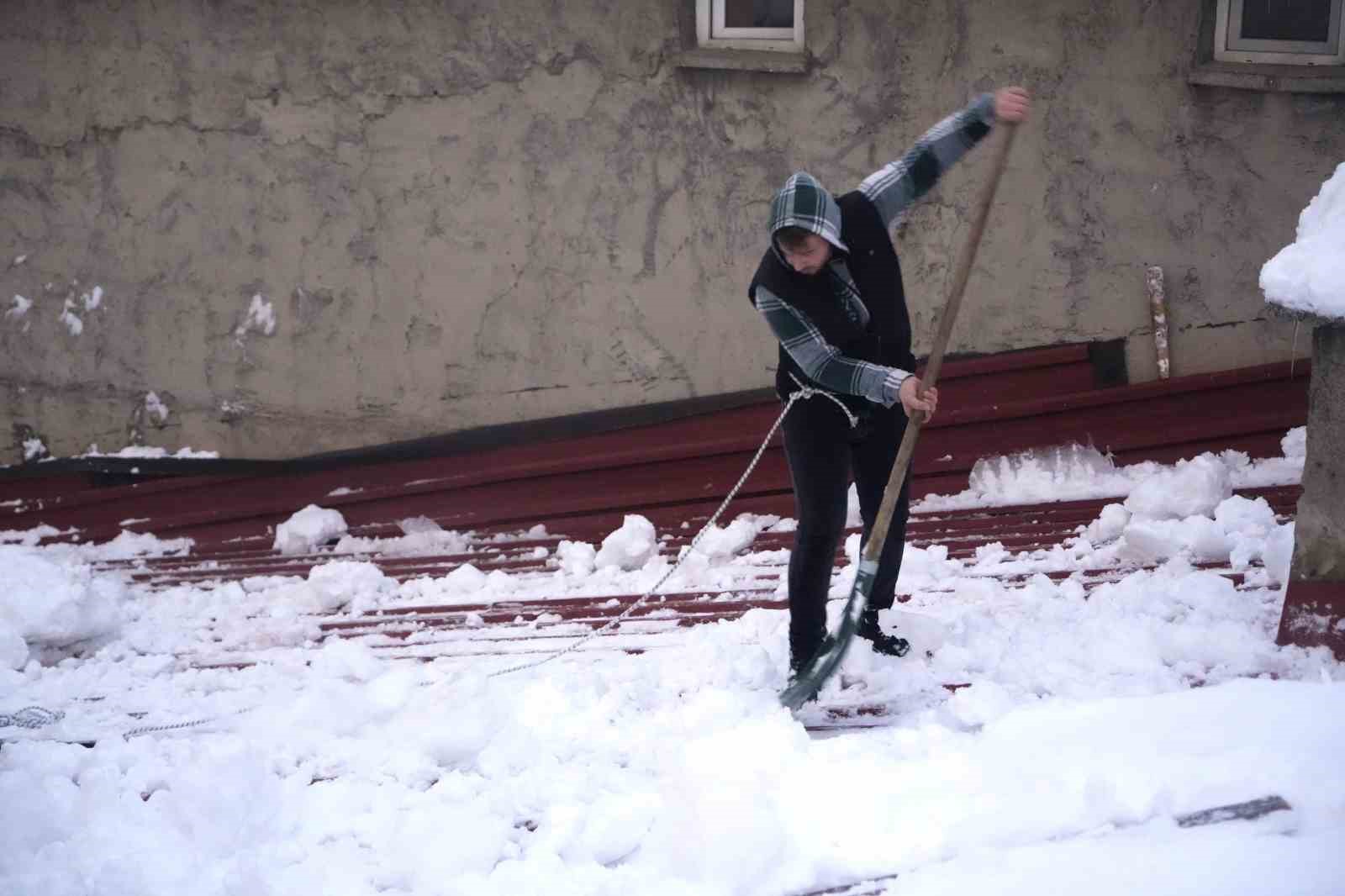 Muş’ta çatı temizleyen işçilerin zorlu mesaisi
