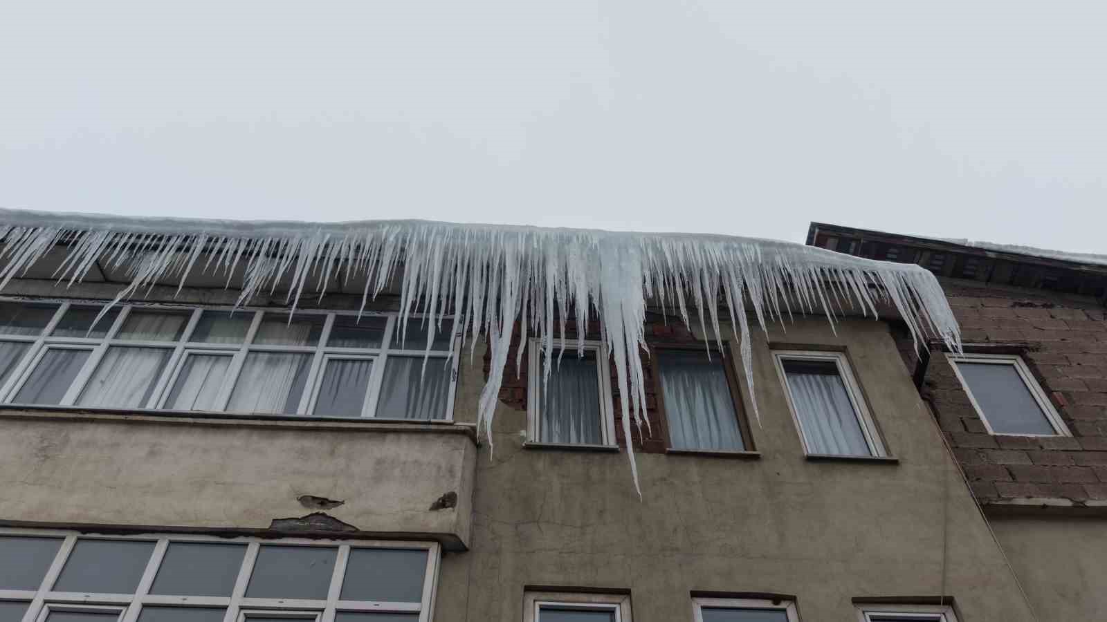 Muş’ta çatılarda oluşan dev buz sarkıtları tehlike saçıyor
