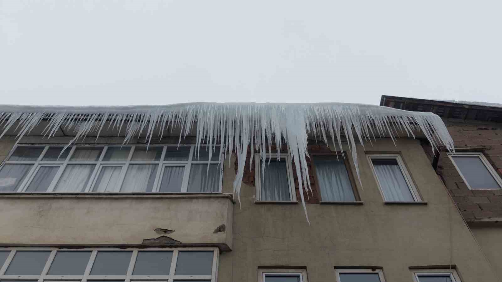 Muş’ta çatılarda oluşan dev buz sarkıtları tehlike saçıyor
