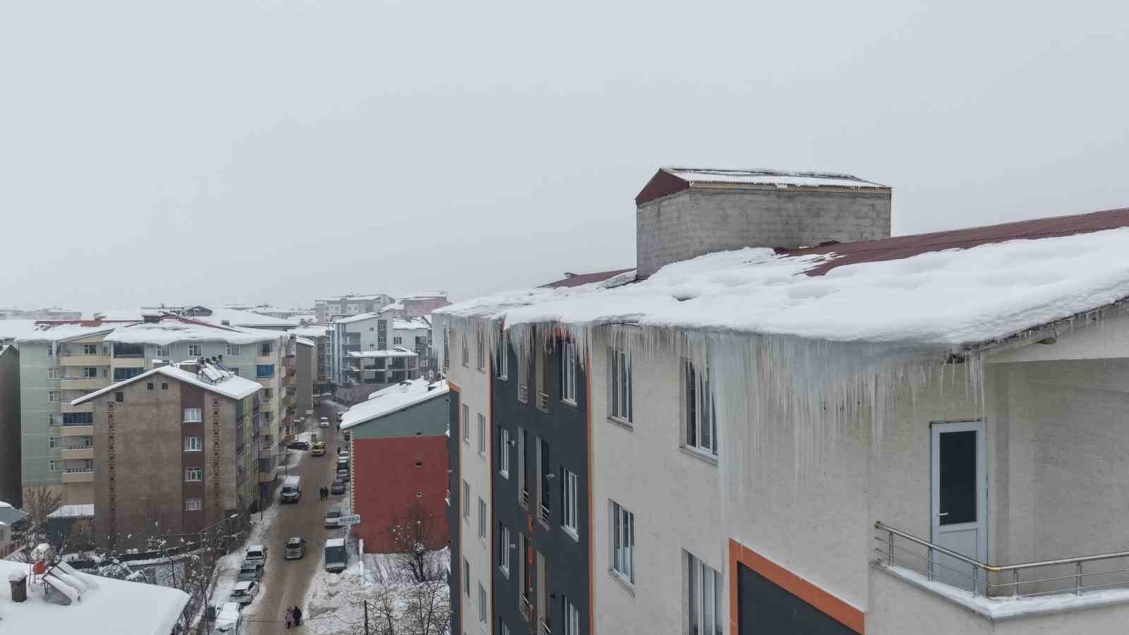Muş’ta çatılarda oluşan dev buz sarkıtları tehlike saçıyor

