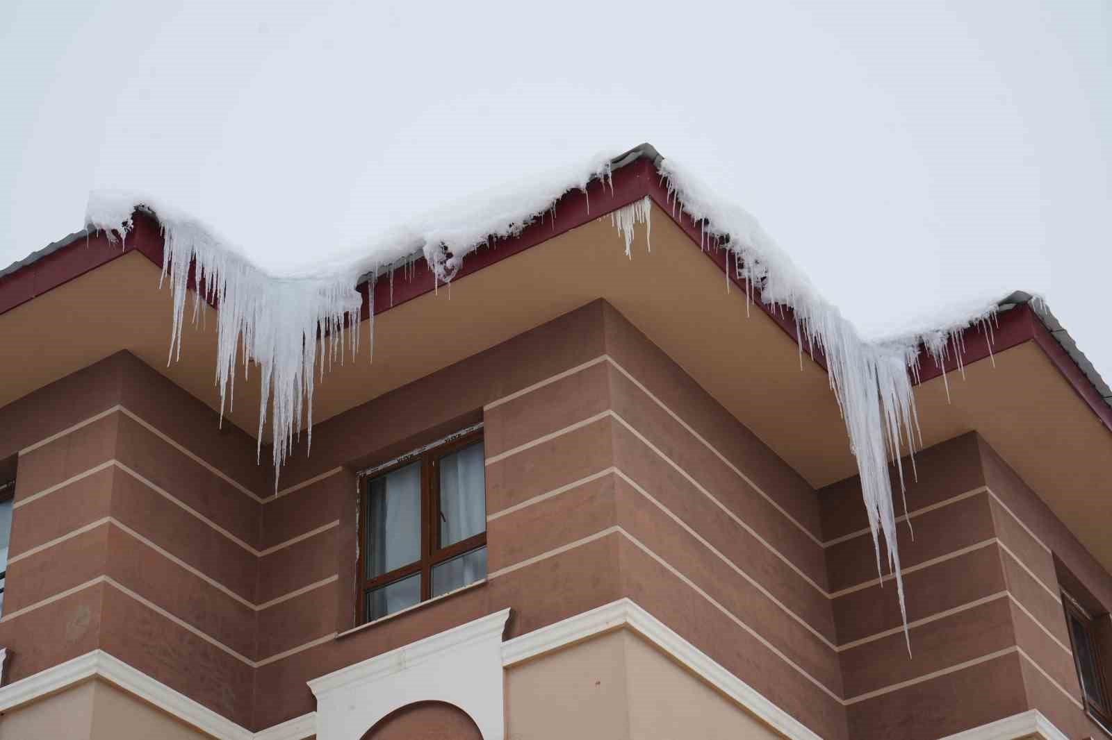 Muş’ta çatılarda oluşan dev buz sarkıtları tehlike saçıyor
