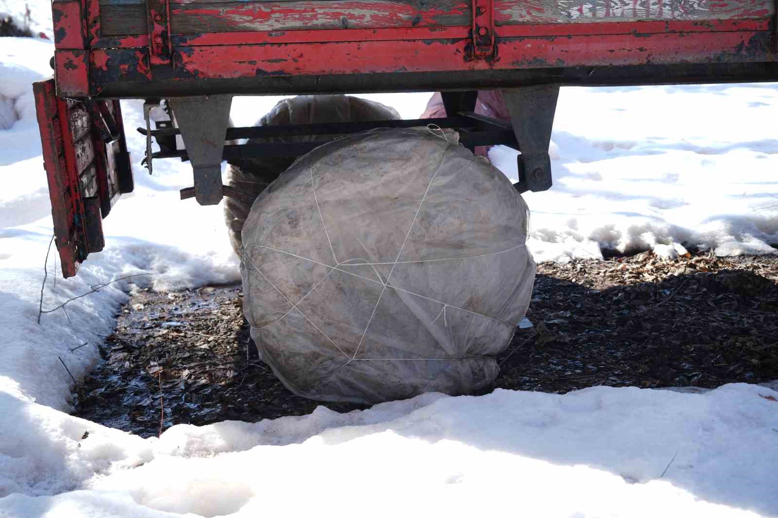 Muş’ta çiftçiler tarım araçlarını kış şartlarına karşı koruyor
