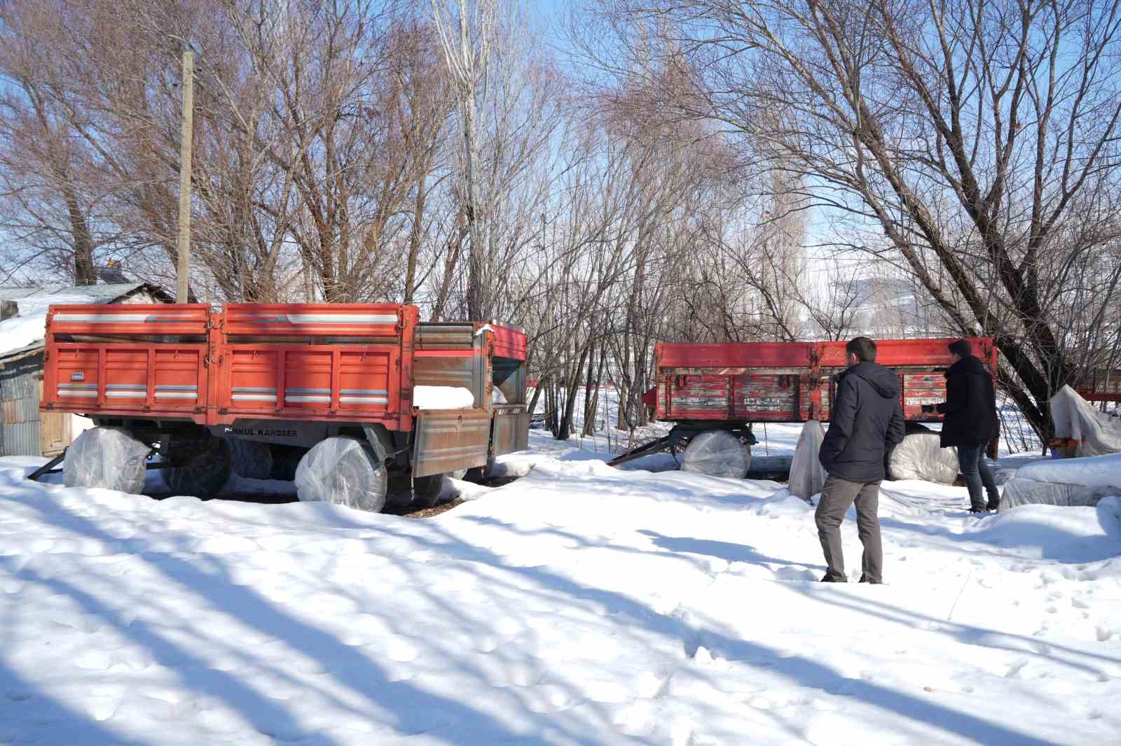 Muş’ta çiftçiler tarım araçlarını kış şartlarına karşı koruyor
