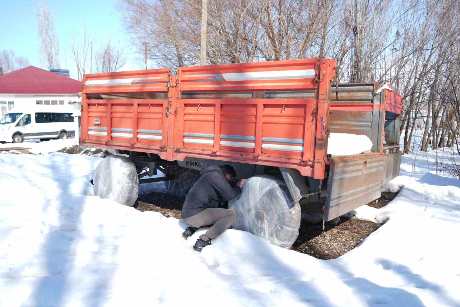 Muş’ta çiftçiler tarım araçlarını kış şartlarına karşı koruyor
