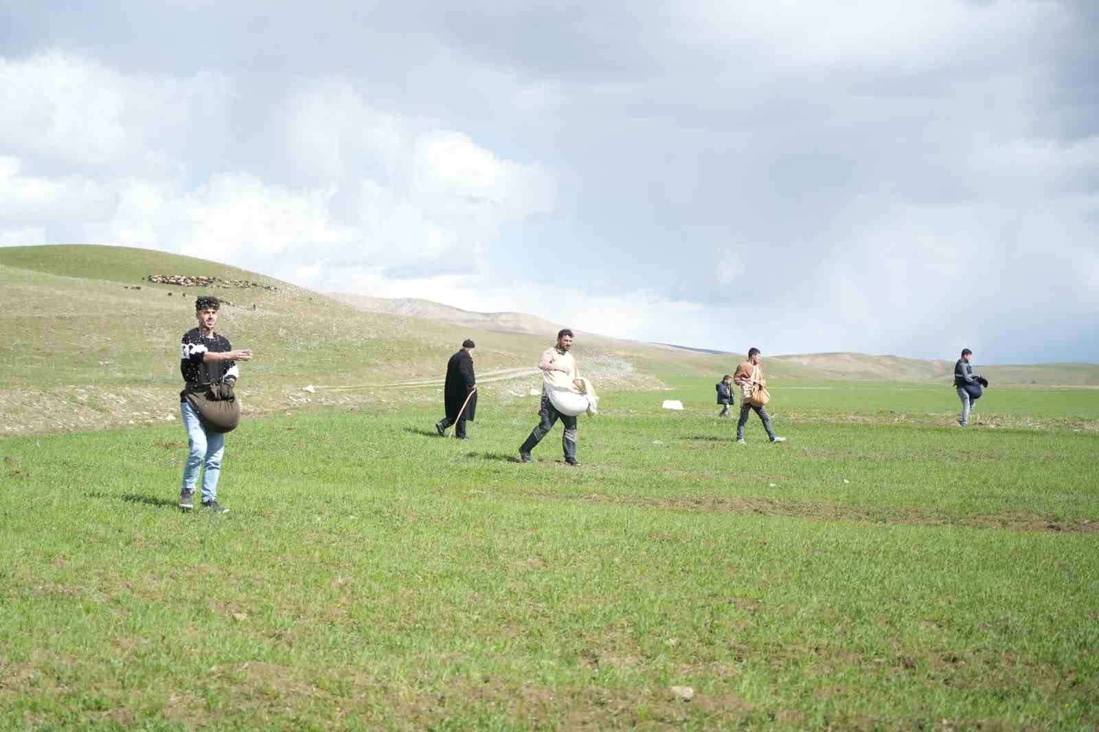 Muş’ta çiftçiler tarlaya indi: Gübreler imece usulü ile serpildi
