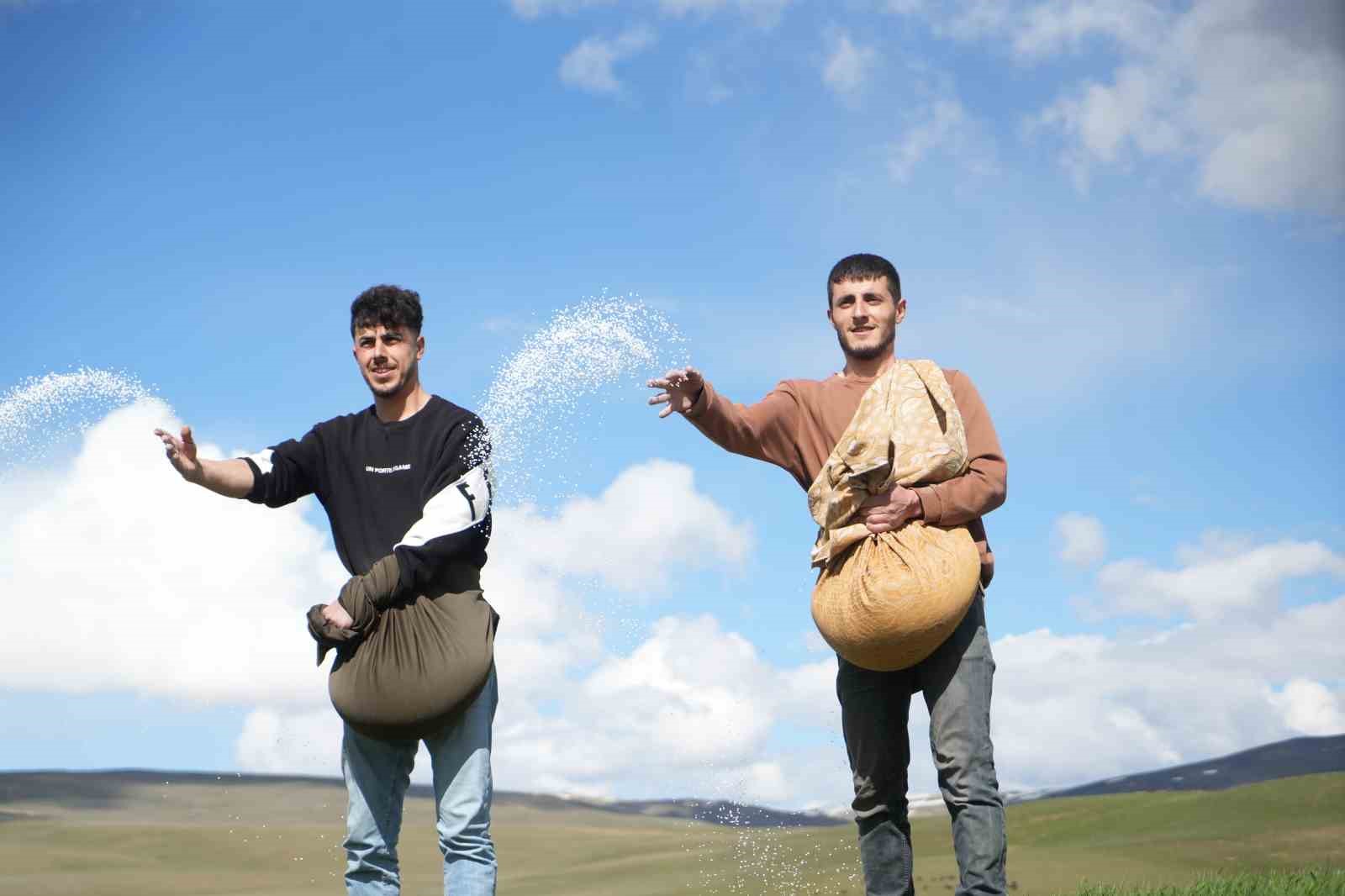 Muş’ta çiftçiler tarlaya indi: Gübreler imece usulü ile serpildi
