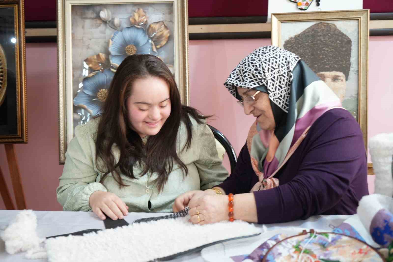 Muş’ta down sendromlu Rabia’nın sanatla yükselen başarısı
