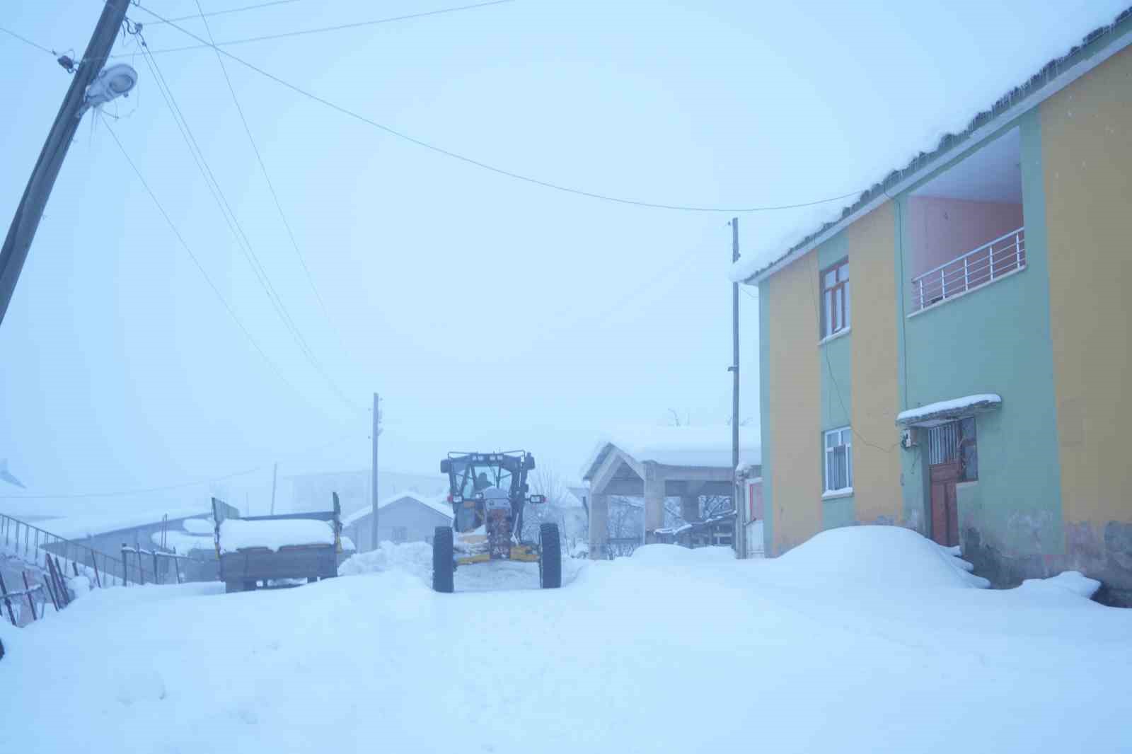 Muş’ta ekipler seferber oldu: 7 bin kilometre yol açıldı
