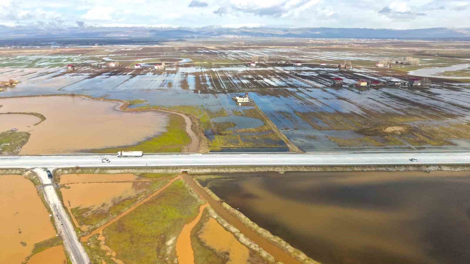 Muş’ta eriyen kar ve sağanak ovayı sular altında bıraktı
