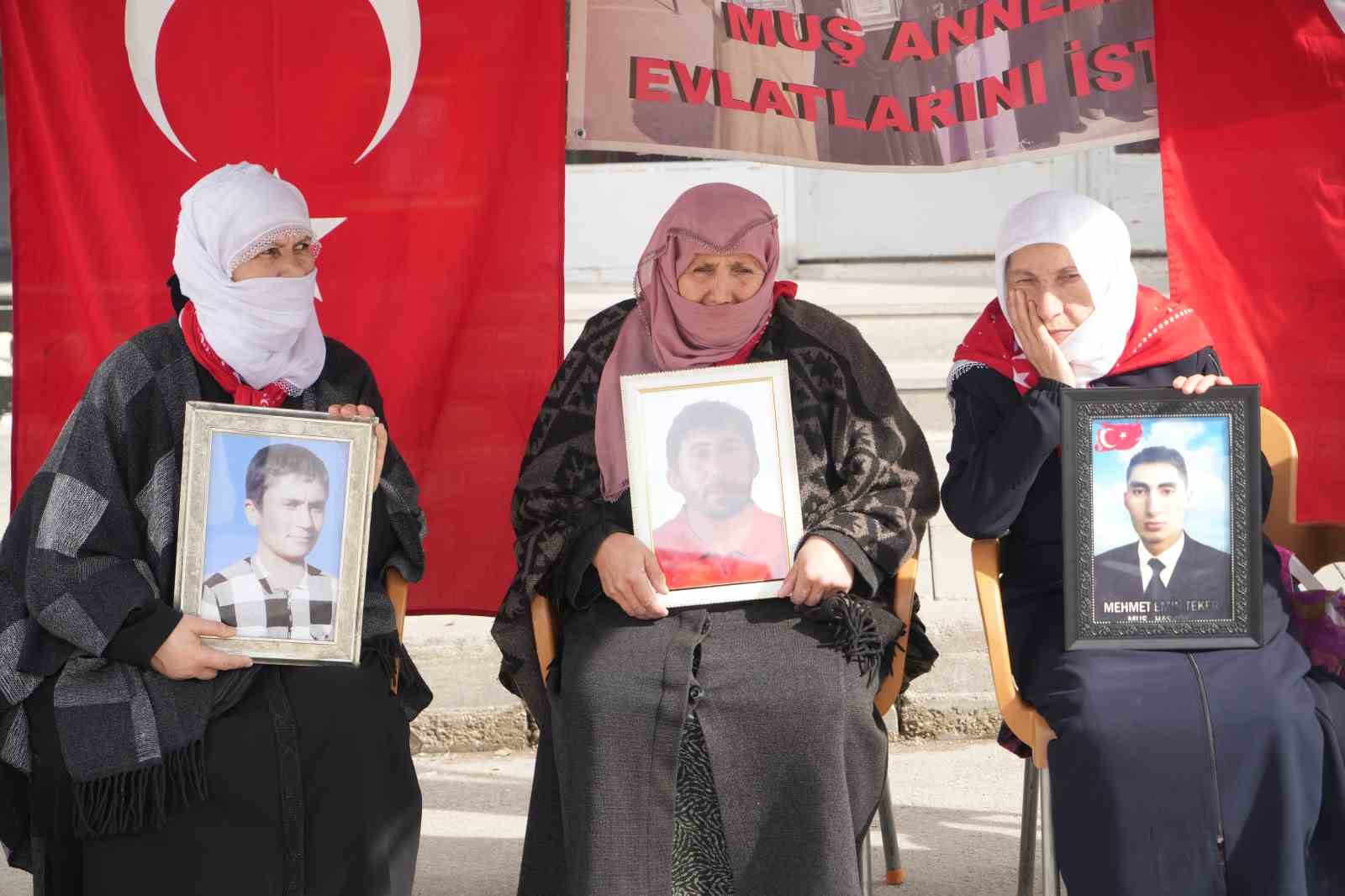 Muş’ta evlat nöbeti devam ediyor
Muş’ta evlat nöbeti devam ediyor